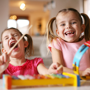 Photo d'enfants jouant du xylophone