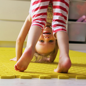 Photo d'un enfant faisant de la gymnastique