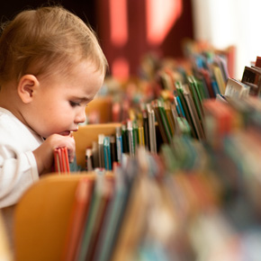 Photo d'un enfant cherchant un livre