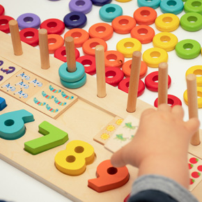 Photo d'un enfant participant à des jeux d'éveil sensoriel