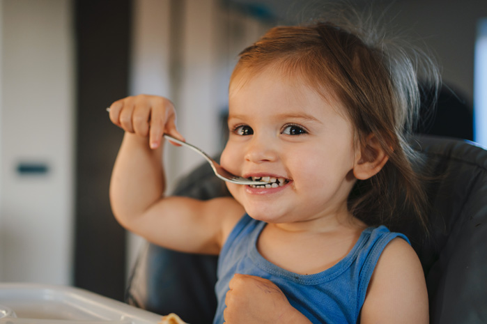 Photo d'une enfant prenant son repas